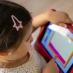 متى تسمح لطفلك بالحصول على جهاز ذكي؟ خبير أميركي يجيب