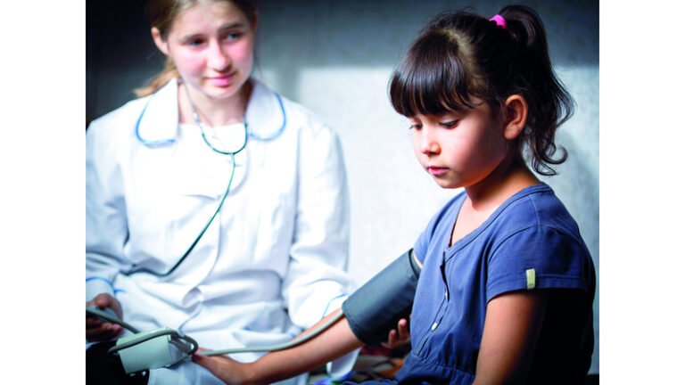 الوزن الزائد أبرز مؤشراته.. ضغط الدم خطر يطارد قلوب الأطفال والمراهقين