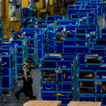 «أمازون».. خطة قاسية وسريعة لاستبدال نصف مليون وظيفة بروبوتات