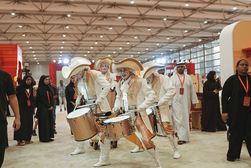 الطبول تأخذ جمهور الشارقة الدولي للكتاب إلى عالم الأساطير والخيال