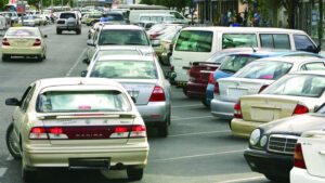 صعوبة إيجاد «مواقف» في دبي تدفع سائقين إلى المخالفات وزيادة الزحام