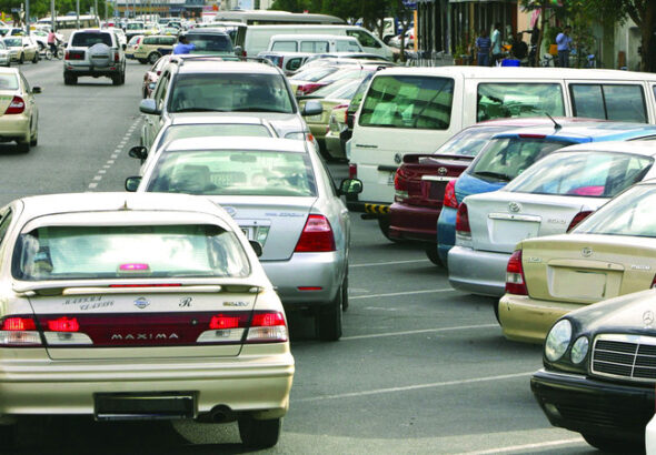 صعوبة إيجاد «مواقف» في دبي تدفع سائقين إلى المخالفات وزيادة الزحام