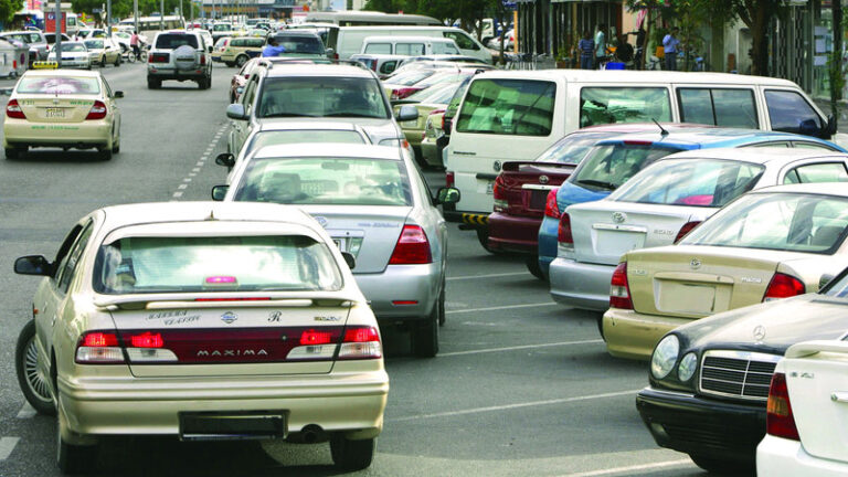 صعوبة إيجاد «مواقف» في دبي تدفع سائقين إلى المخالفات وزيادة الزحام